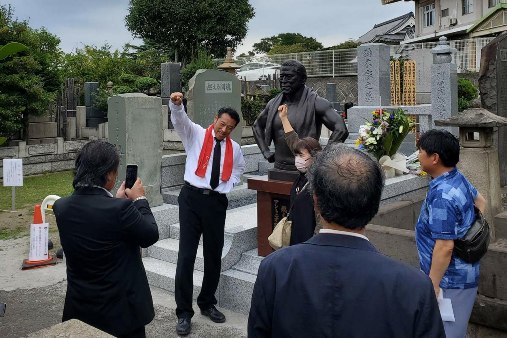 写真:猪木さん命日に全国から約1000人のファンが墓参 納骨は来年2月20日をめどに | 東スポWEB