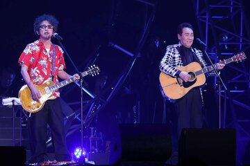 奥田民生(左)ともステージを共にした五木ひろし