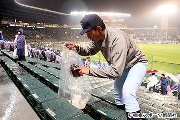  アルプススタンドでごみ拾いする啓新応援団