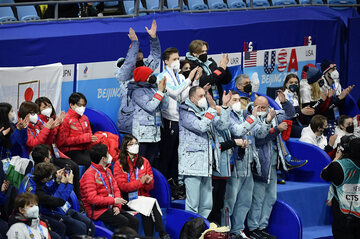  立ち上がって声援を送るフィギュア団体「ロシアチーム」の関係者（ロイター）