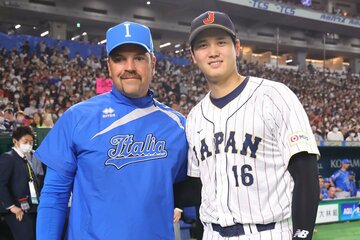 大谷翔平（右）と記念撮影するイタリア・ピアザ監督