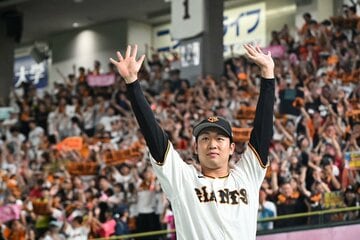試合後、ファンにあいさつする巨人・山崎伊織
