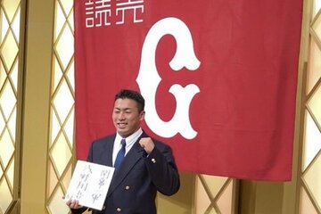 記念撮影に応じた高松商・浅野