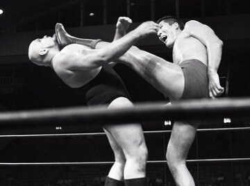 馬場の１６文キックがコロフの顔面に炸裂