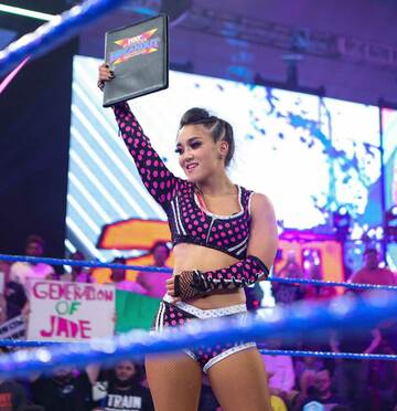  ＮＸＴ女子王座の挑戦契約書を手にしたロクサーヌ・ペレス(C)2022 WWE, Inc. All Rights Reserved.