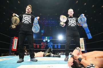 試合後、毘沙門を襲撃したアレックス・コグリン(左)とゲイブリエル・キッド