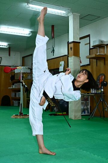 道場で蹴りを披露した滝川聖奈