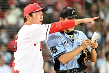 チームの連敗を６で、阪神の連勝も１０で止めた広島・新井監督(左)