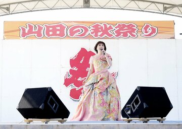 「三陸挽歌」を熱唱する水森