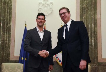  ブチッチ大統領（右）と会談したジョコビッチ（ロイター）