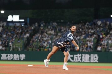 投球はワンバウンドに（球団提供）