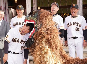  沖宮参拝で岡本和を見つめる原監督（右から2人目）