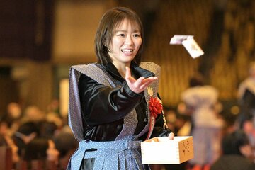 横浜の総持寺の節分会で豆をまくSareee