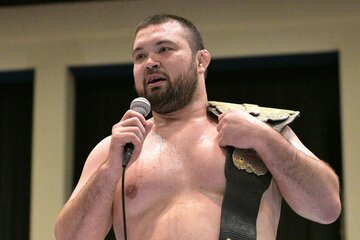 プロレスラーに転向したウルフアロン