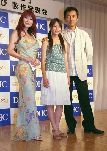 デビュー当時の木村文乃。左は叶美香、右は榎木孝明（2004年）