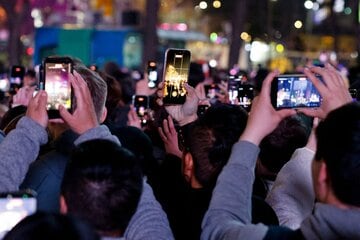 観客がスマートフォンでステージを撮影する様子（写真はイメージ＝ロイター）
