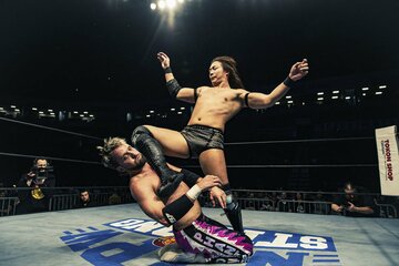 エル・ファンタズモ（左）にヒザを叩き込む竹下幸之介