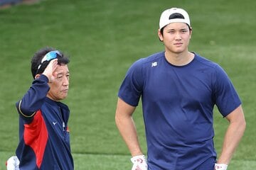 ＷＢＣ日本代表練習で大谷翔平と話す栗山監督（２０２３年）