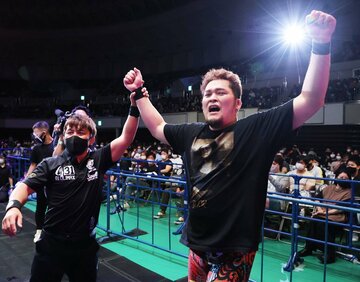  タンガ・ロアに勝利した矢野通(右)