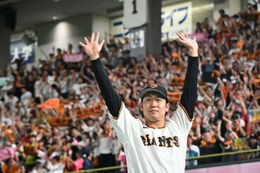 試合後、ファンにあいさつする巨人・山崎伊織