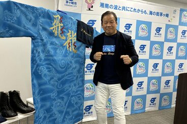 茅ヶ崎市役所で会見した藤波辰爾