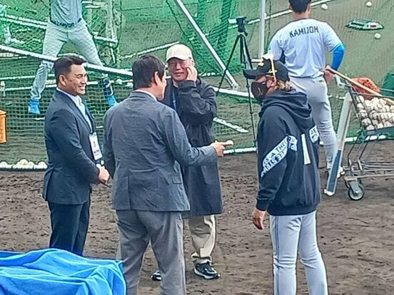 練習中に球界ＯＢの井口資仁氏、片岡篤史氏、高木豊氏と話し込む新庄剛志監督