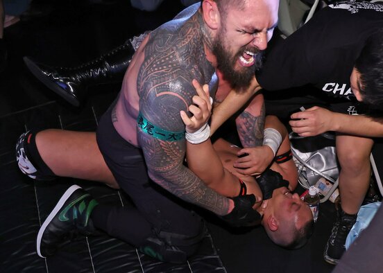 場外で菊田円に襲いかかるザイオン