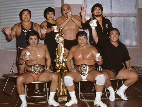 保永と寺西組を祝福する長州(前列左から)らジャパンプロ軍団(1985年10月、熊本)