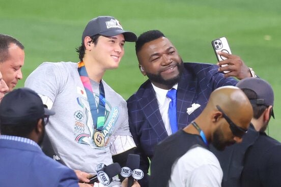ＷＢＣ決勝の米国戦後、大谷（左）とツーショットを自撮りするオルティス氏（２３年３月）