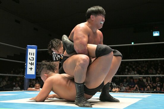 嘉藤匠馬(下)から逆エビでギブアップを奪った村島克哉