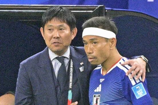 長友佑都(右)に声をかける森保一監督