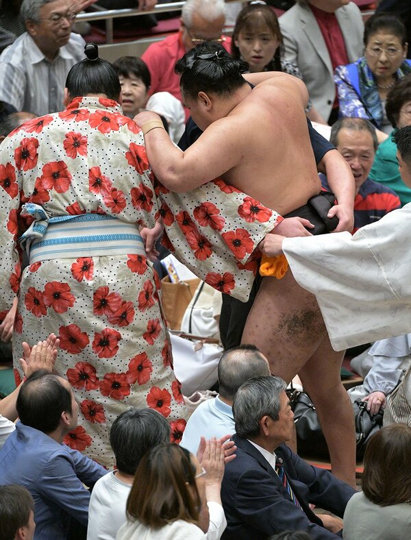 弟弟子らの肩を借りて引き揚げる豊昇龍