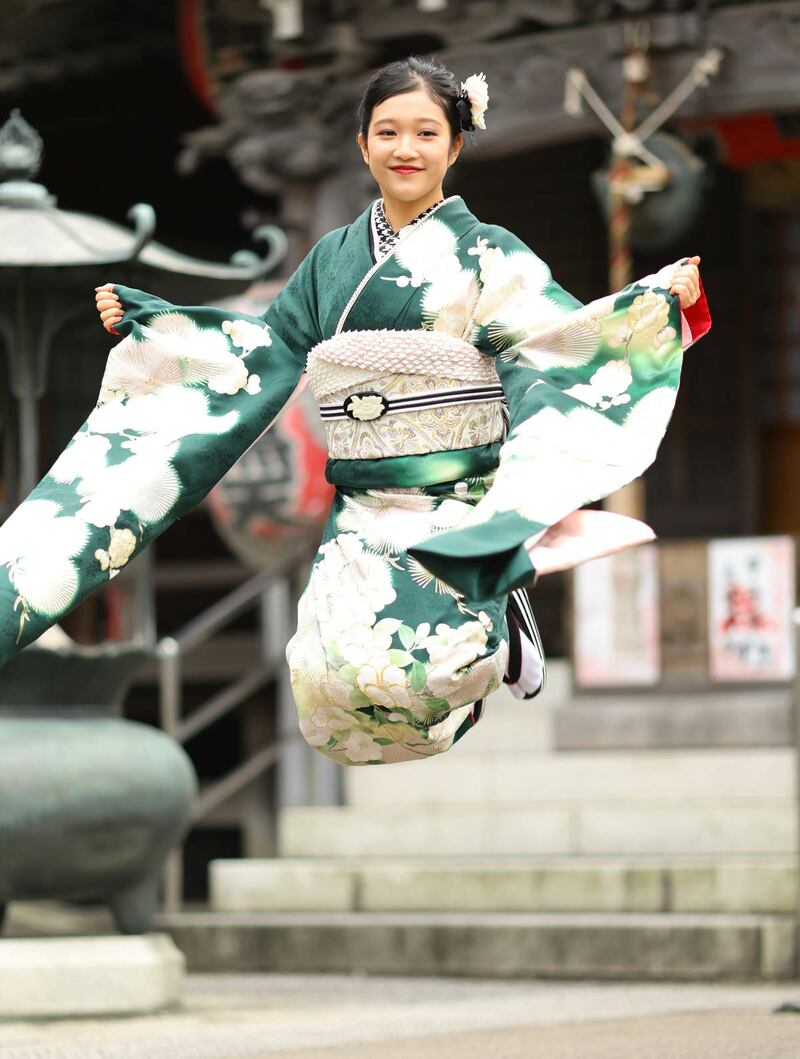 写真：〝ピーターパン女優〟山﨑玲奈が振袖姿でジャンプ 名前ソックリ