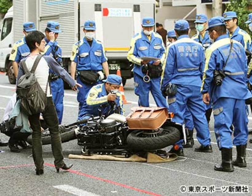 まゆ美さん（左）は検証現場に足を踏み入れ、バイクの位置が違うと指摘