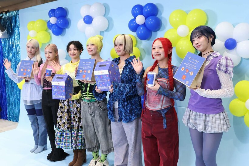 HANAの左からMOMOKA、YURI、KOHARU、MAHINA、NAOKO、CHIKA、JISOO