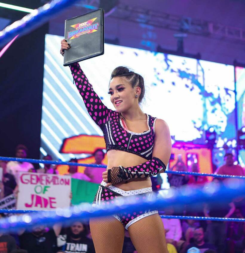  ＮＸＴ女子王座の挑戦契約書を手にしたロクサーヌ・ペレス(C)2022 WWE, Inc. All Rights Reserved.