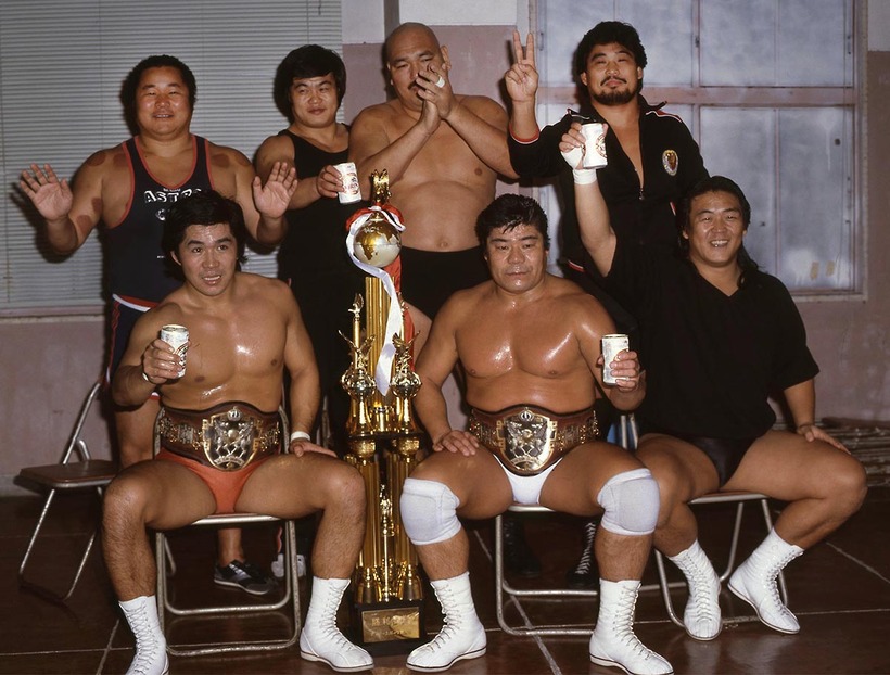 保永と寺西組を祝福する長州（前列左から）らジャパンプロ軍団（１９８５年１０月、熊本）