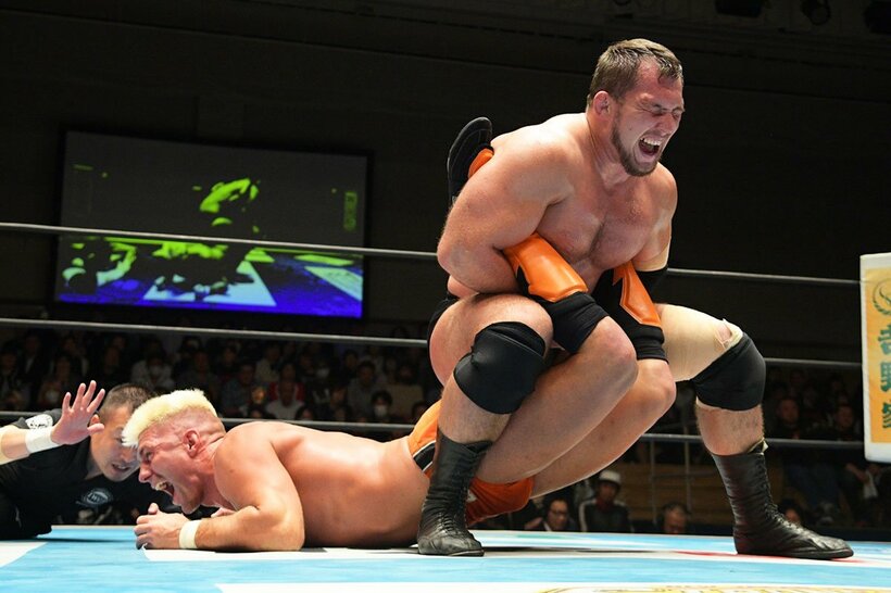 ザック・セイバーJr.(左)を逆エビで追い詰めるボルチン・オレッグ