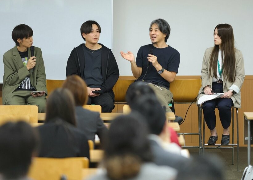 トークイベントに参加したひろゆき氏（右から２人目）