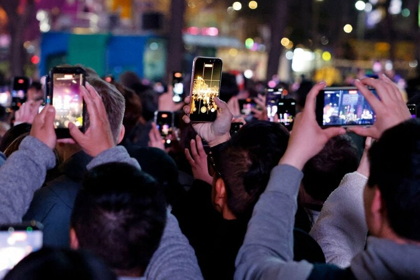 観客がスマートフォンでステージを撮影する様子（写真はイメージ＝ロイター）