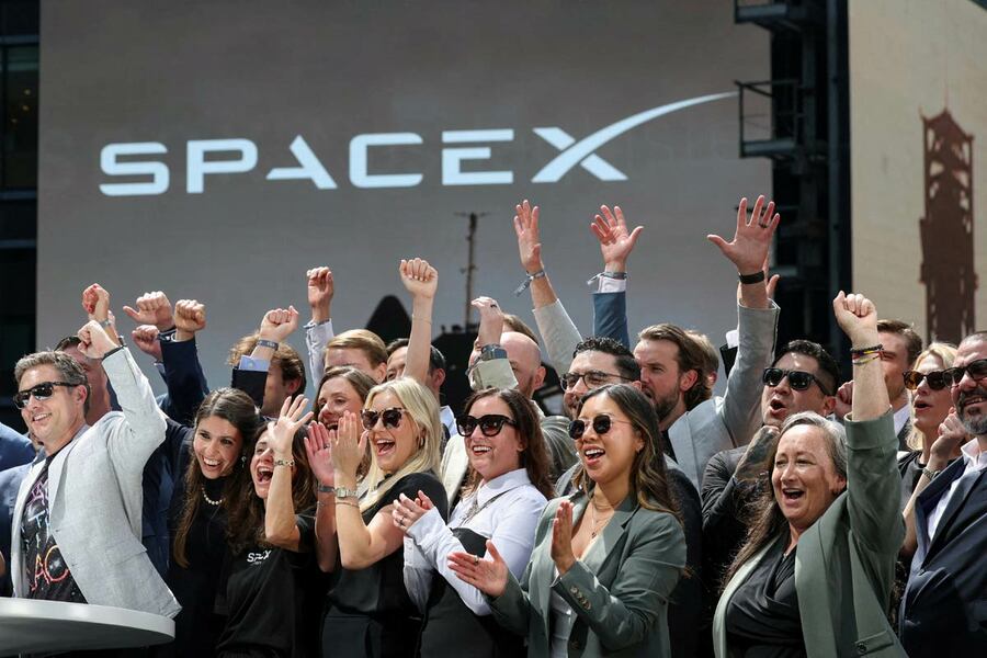 IPOを喜ぶスペースXの社員たち(ロイター)
