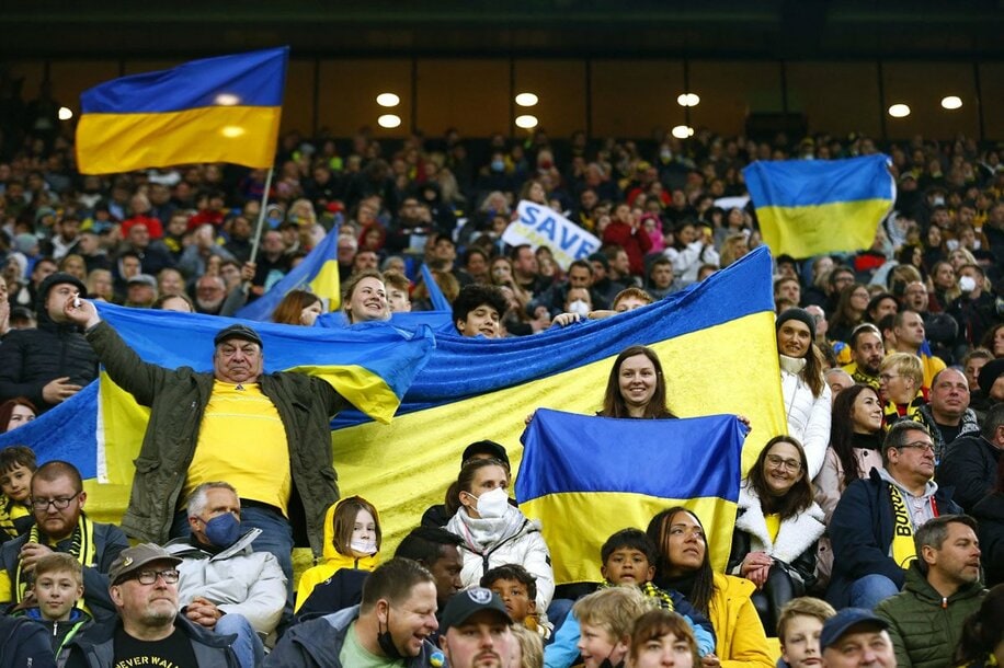  ドルトムント対ディナモ・キーウのチャリティーマッチでウクライナ国旗を掲げる人たち（ロイター）