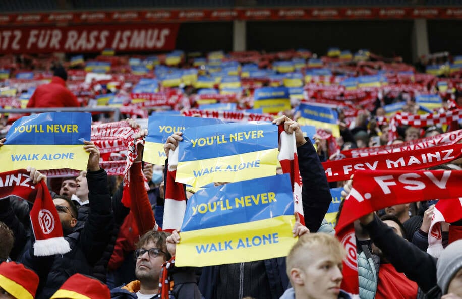  ドイツのスタジアムでウクライナ支援を訴える多くのファン（ロイター）
