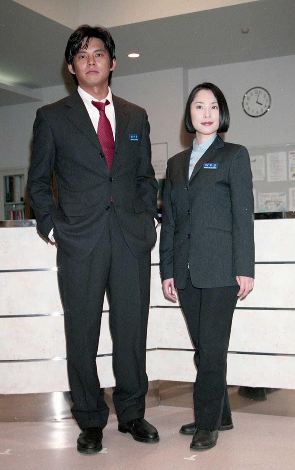 ＴVシリーズ中の織田裕二(左)と深津絵里（1998年）