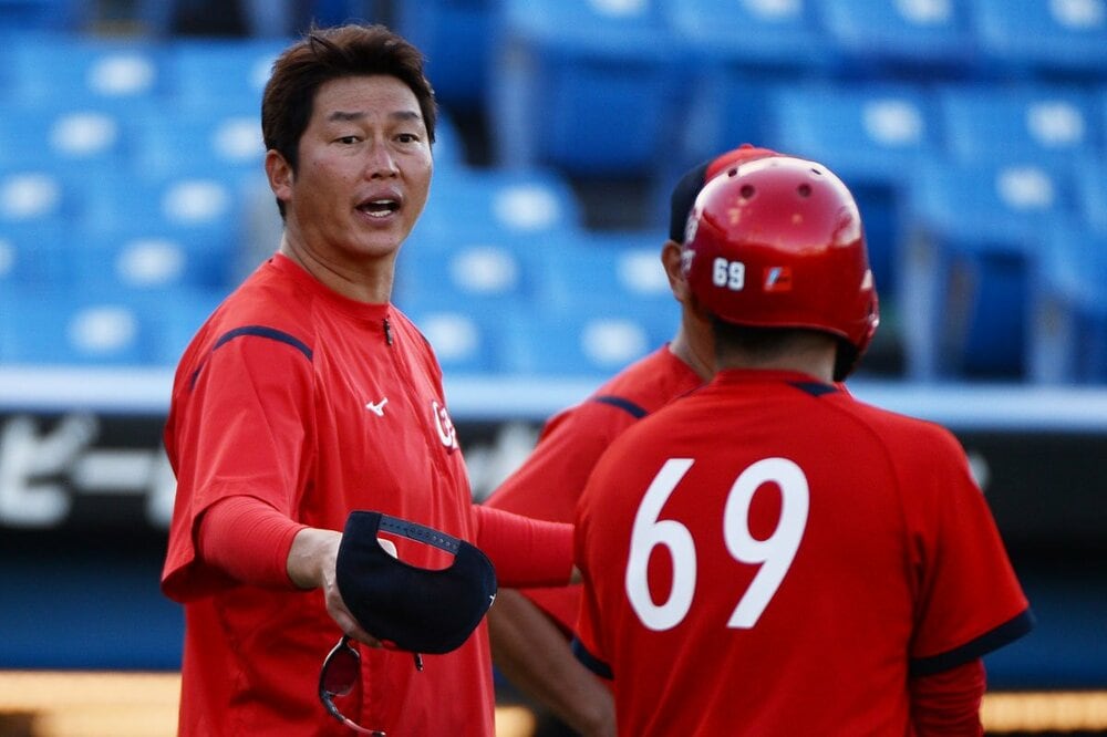 羽月隆太郎容疑者（右）に声をかける新井貴浩監督　