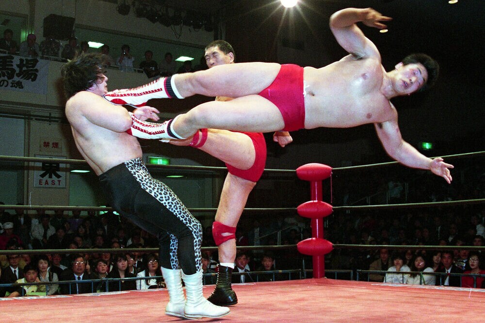 馬場の１６文キックと小橋のドロップ攻撃が冬木にヒット