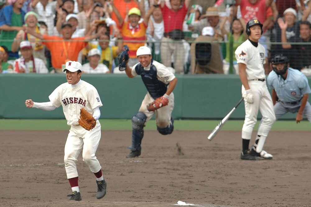 駒大苫小牧との決勝再試合、最後の打者・田中(右)を空振り三振に打ち取り、雄たけびを上げる斎藤(06年)