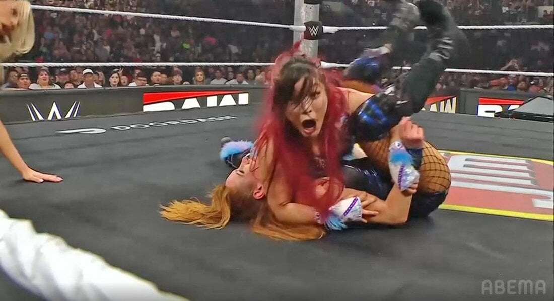 ベッキー・リンチ(下)を追い込んだイヨ・スカイだったが…（©AbemaTV, Inc.）