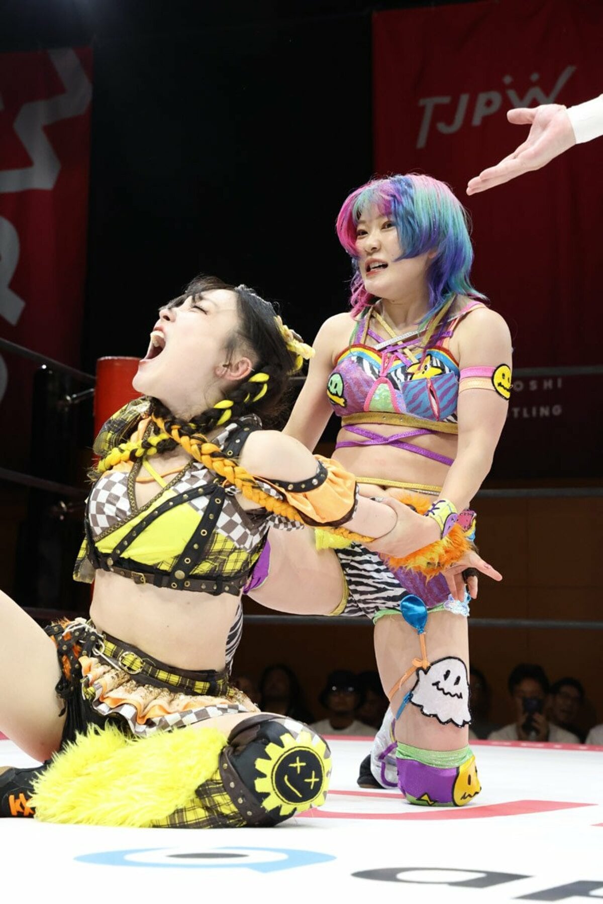 遠藤有栖(右)に攻められるHIMAWARI(東京女子プロレス提供)