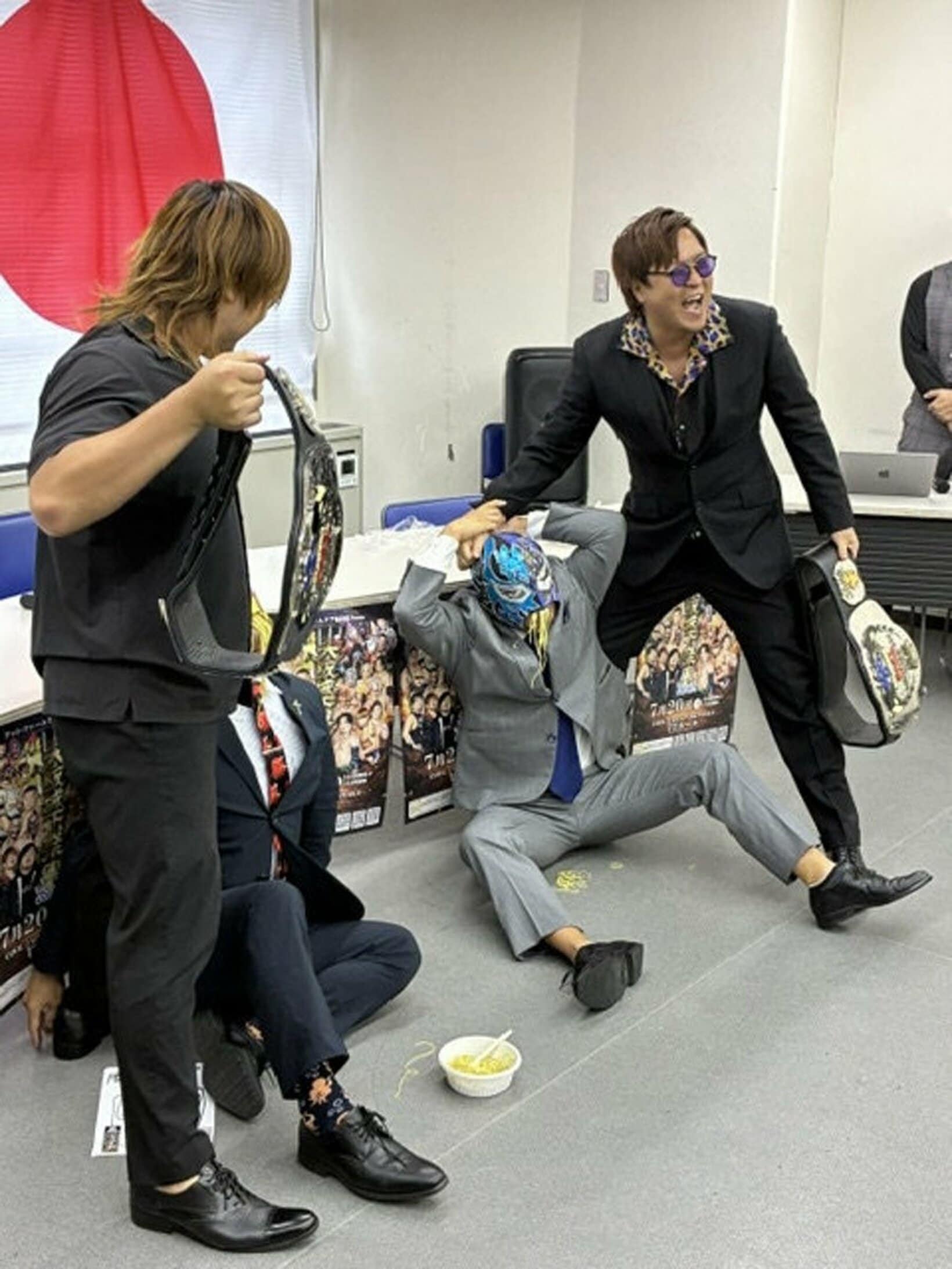 アルティメット・スパイダーJrの口をスパゲティーで満タンにしたＴＯＲＵ(右)